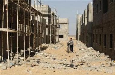 307556411-palestinesi-cammina-in-strada-khan-younis-nel-sud-striscia-gaza[1].jpg
